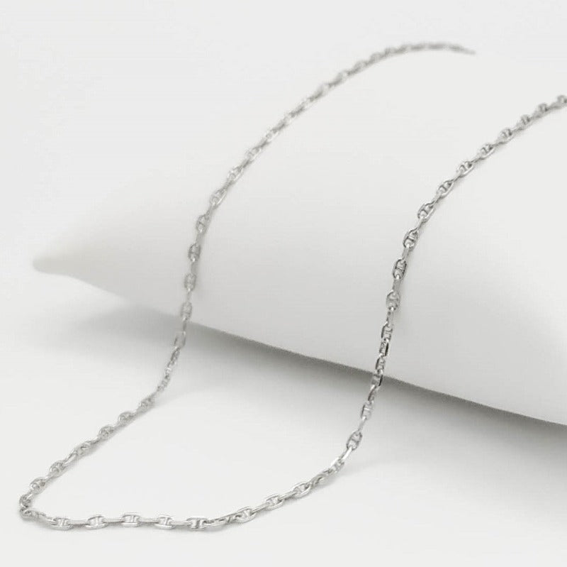 Cadena de plata de ley tipo ancla forzada 40 cm, una cadena muy fina para llevar con algún colgante.
