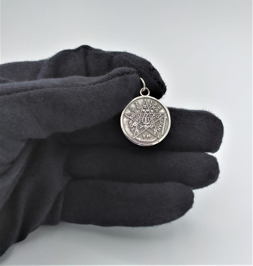 Colgante tetragramatrón de plata de ley, mide 23 mm. en mano