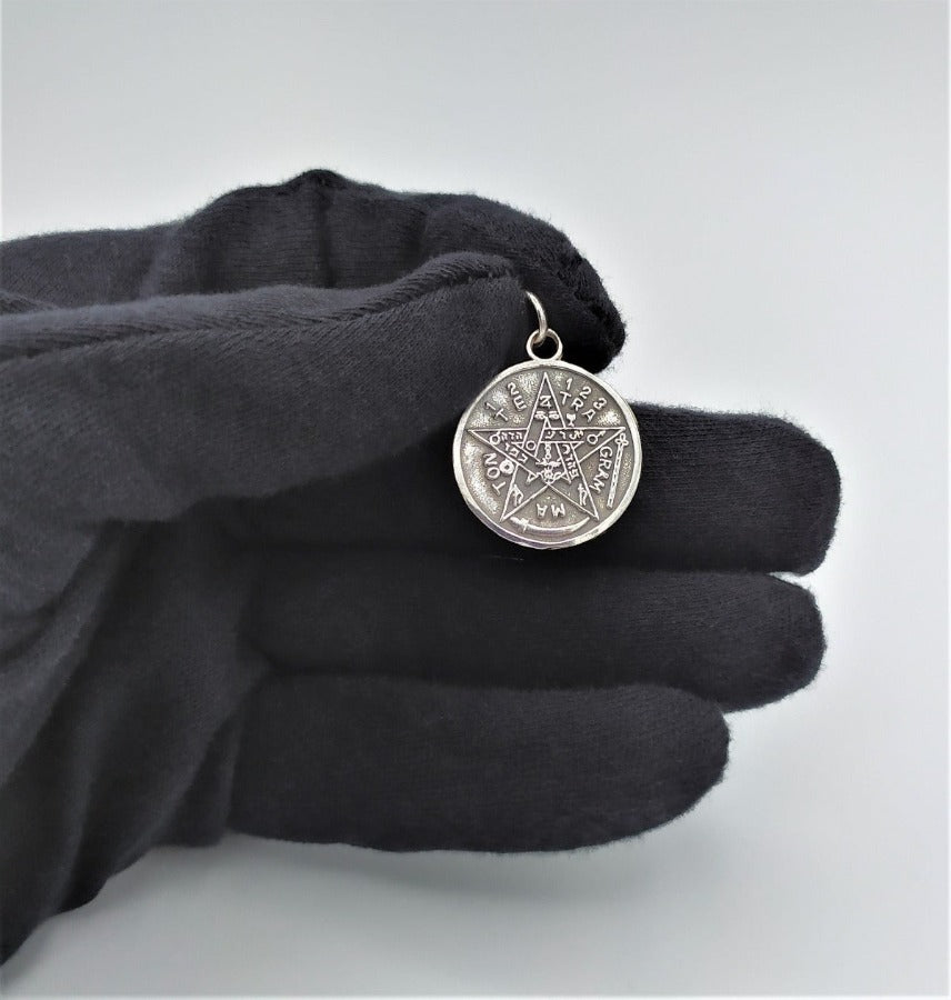Colgante tetragramatrón de plata de ley, mide 23 mm.