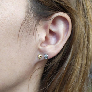 Par de pendientes de plata de ley calavera, miden 6 mm, ideales para segundo o tercer agujero. oreja