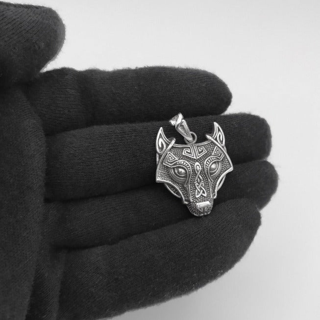 Colgante para chico de plata lobo con runas vikingas, tiene un tamaño de 35mm.