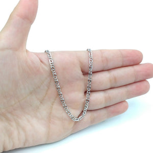 Cadena de plata tipo ojo de perdiz de 50 cm de largo y 2,5 mm de ancho. en mano