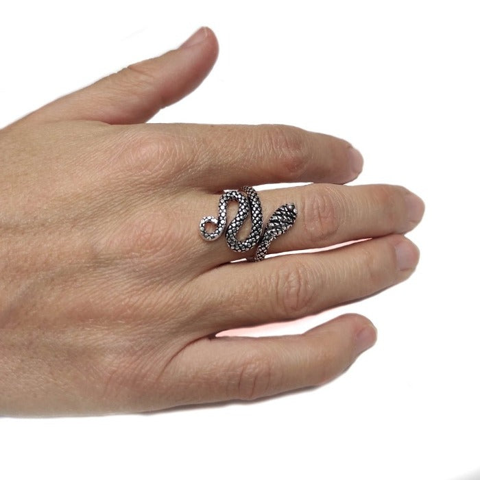 anillo de plata serpiente dedo