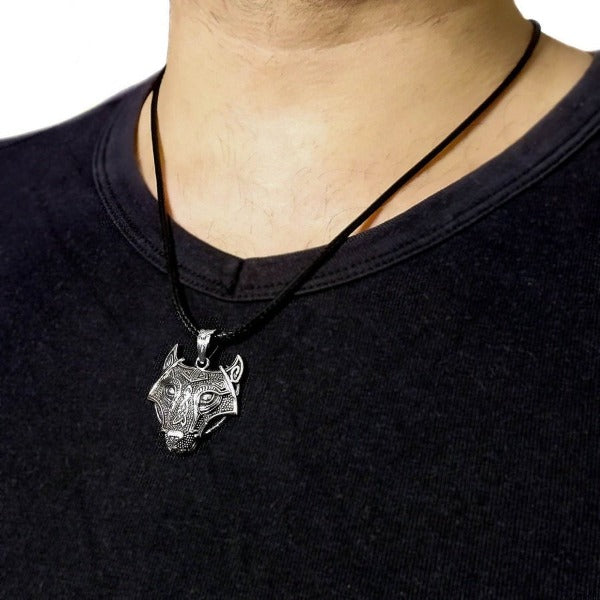 Colgante para chico de plata lobo con runas vikingas, foto cuello