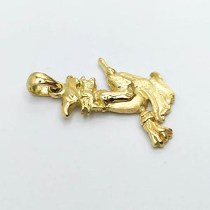 Colgante de oro de ley 18k en forma de bruja con escoba lateral