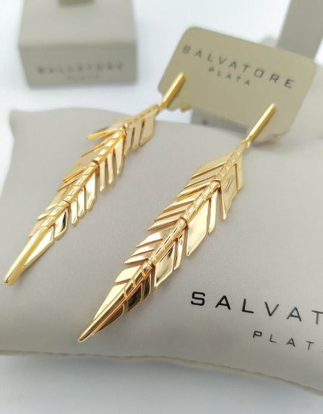 Pendientes largos elegantes en acabado brillo