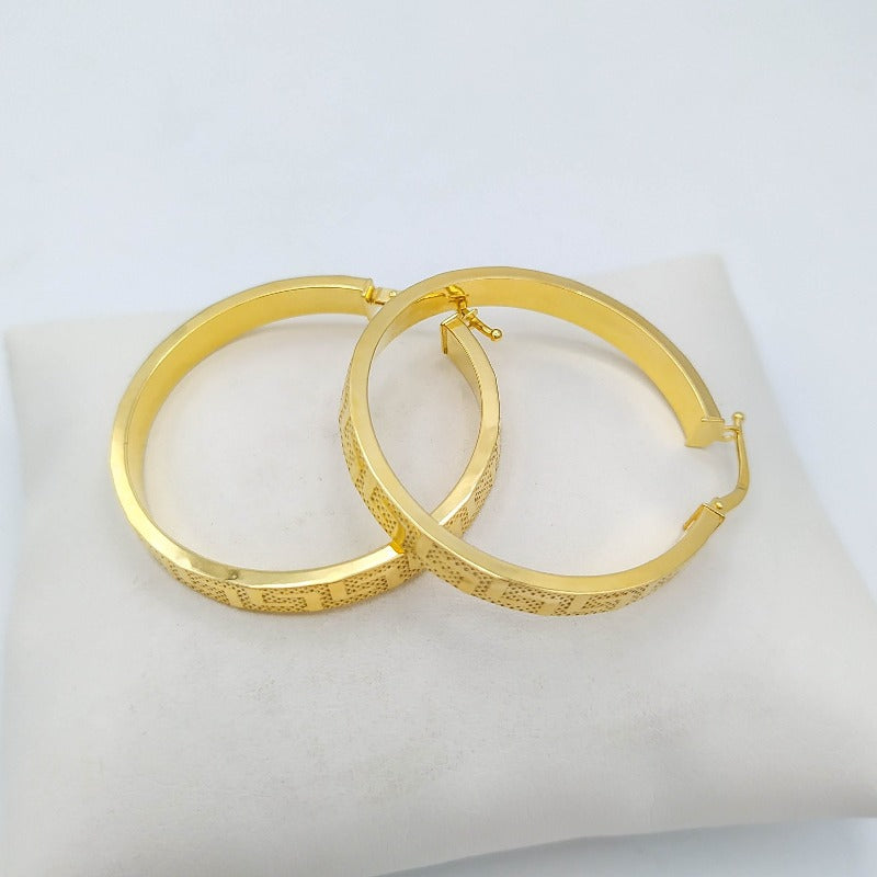 Par de aros de oro de ley 18k con dibujo de greca