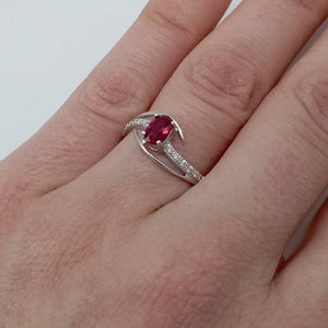 mano Anillo fino de oro blanco de ley 18k con piedra fucsia