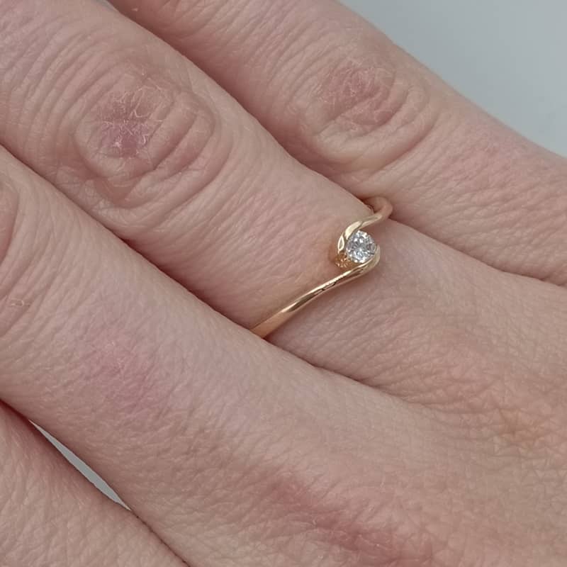 Anillo de oro 18k solitario fino