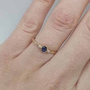 18K SORTIJA ORO AMARILLO PIEDRA AZUL Y CIRCONITAS 4X3 MM MANO