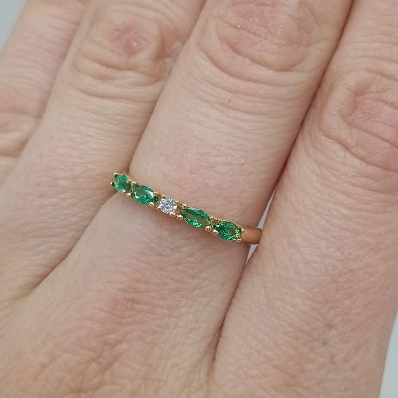 Anillo de oro de ley 18k con tira de circonitas