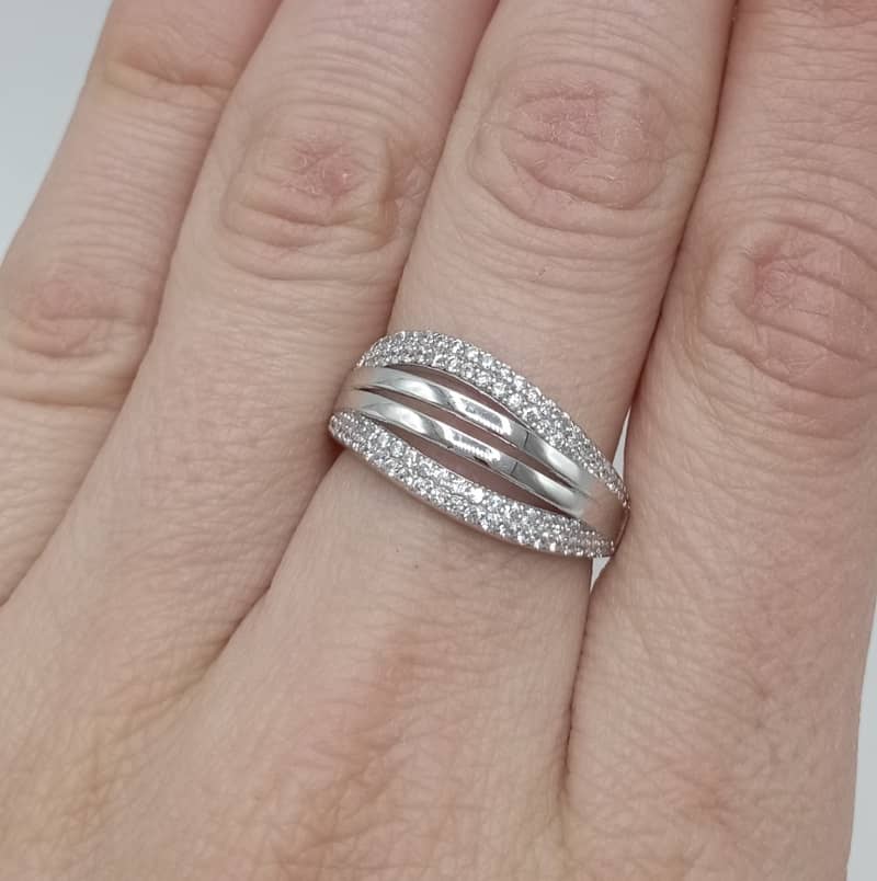 Anillo de oro blanco de 9 quilates en forma de tiras con circonitas mano