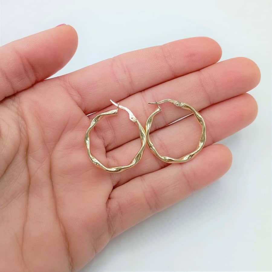 Aros de oro de primera ley 18k enroscados medianos.